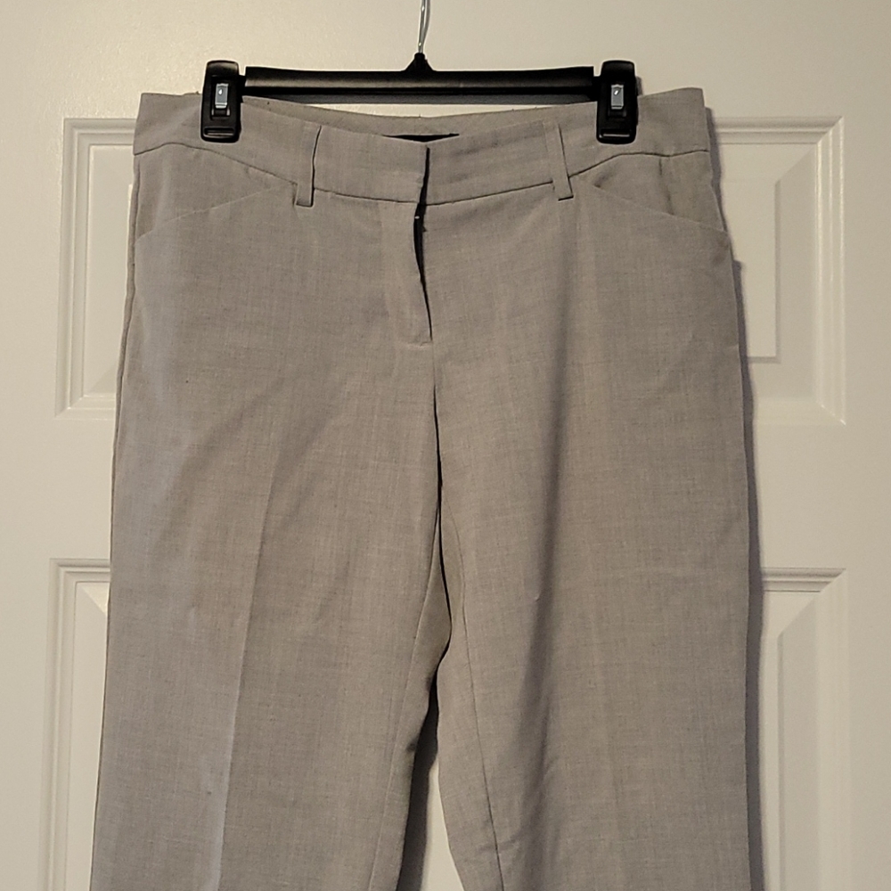 Daisy Fuentes size 8P, grey capri work pants